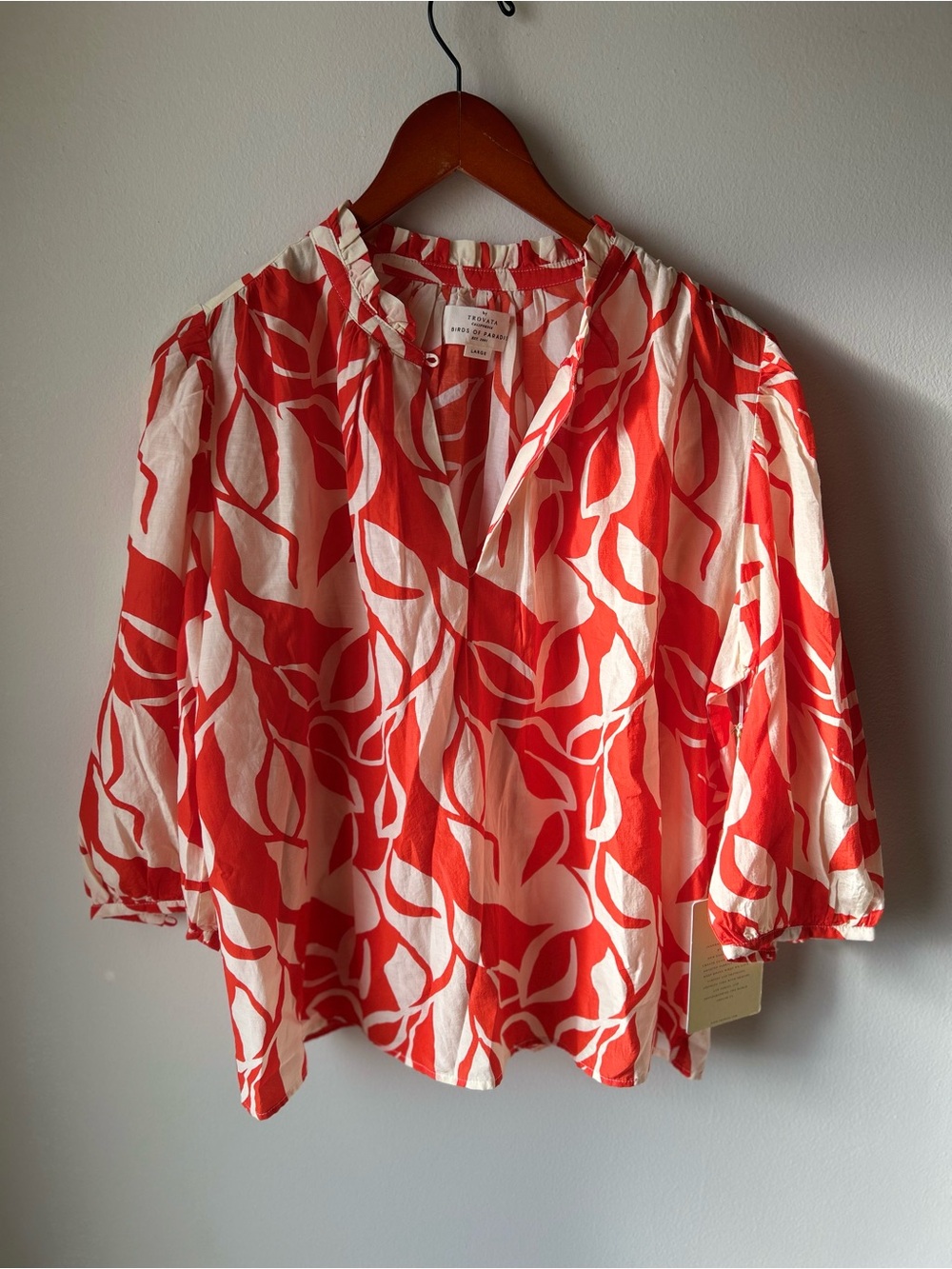 NWT TROVATA Birds of Paradis Red Floral Ruffle Neck Blouse Size Large - Picture 2 of 10